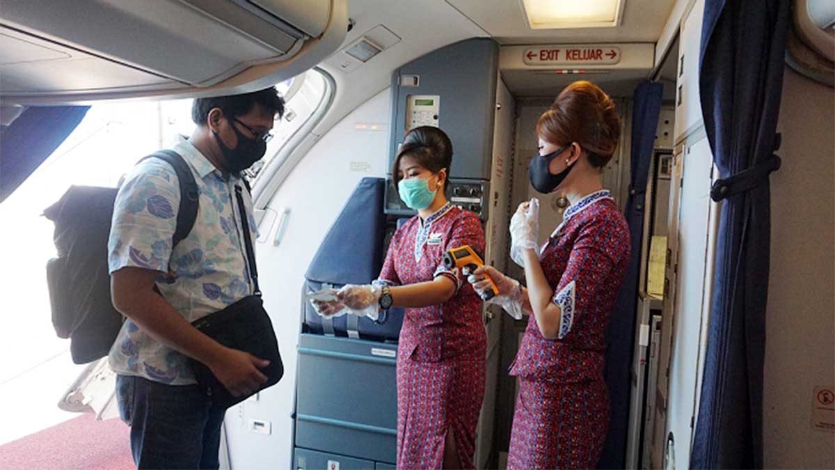 Pemeriksaan suhu tubuh dan Boarding Process penumpang pesawat Lion Air oleh Pramugari