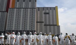 antarafoto penyemprotan disinfektan wisma atlet kemayoran 210320 mrh 12