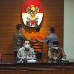konferensi-pers-kasus-suap-eks-pejabat-ditjen-pajak-azhar-detikcom_169 konferensi pers kasus suap eks pejabat ditjen pajak azhar detikcom 169