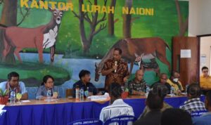 berkantor di kelurahan